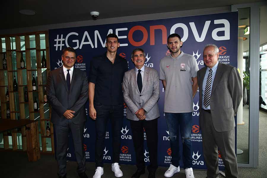 Από αριστερά προς τα δεξιά: Ο Διευθύνων Σύμβουλος της Forthnet κ. Πάνος Παπαδόπουλος, ο καλαθοσφαιριστής της ΚΑΕ Παναθηναϊκός ΟΠΑΠ Ντίνος Μήτογλου, ο CEO της EuroLeague, κ. Jordi Bertomeu, ο καλαθοσφαιριστής της ΚΑΕ Ολυμπιακός Κώστας Παπανικολάου και ο Διεθυντής Εταιρικής Επικοινωνίας της Forthnet κ. Γρηγόρης Κατσογιάννης