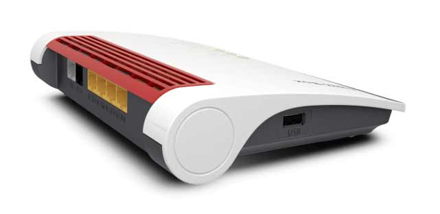 Πλάγια όψη του Fritzbox 7530 AX, όπου φαίνεται η θύρα USB